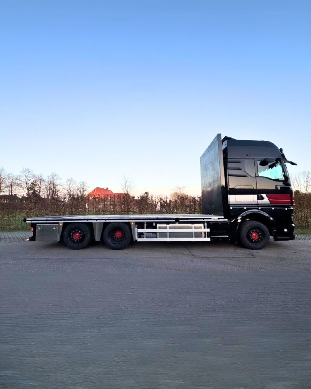 Schadeherstel en richtwerk aan MAN-vrachtwagen